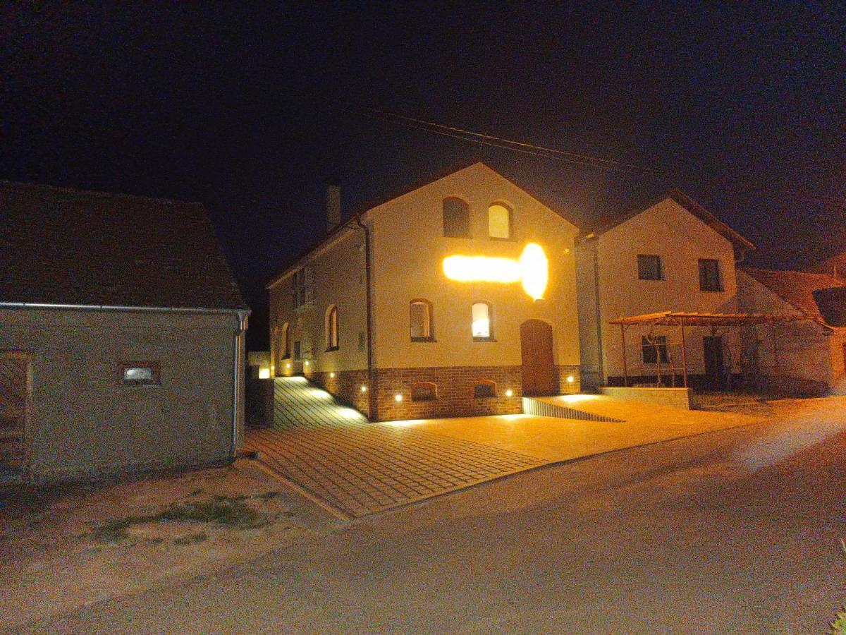 Sklep Vino Strycek Velke Bilovice Exterior foto